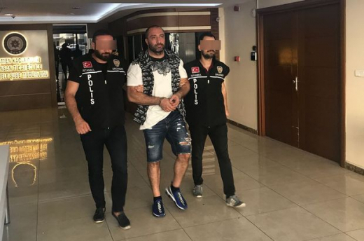 Извънредно! Полицията тараши още домове на близки хора около Митьо Очите, изплуваха имената на две важни фигури и известна фолк певица
