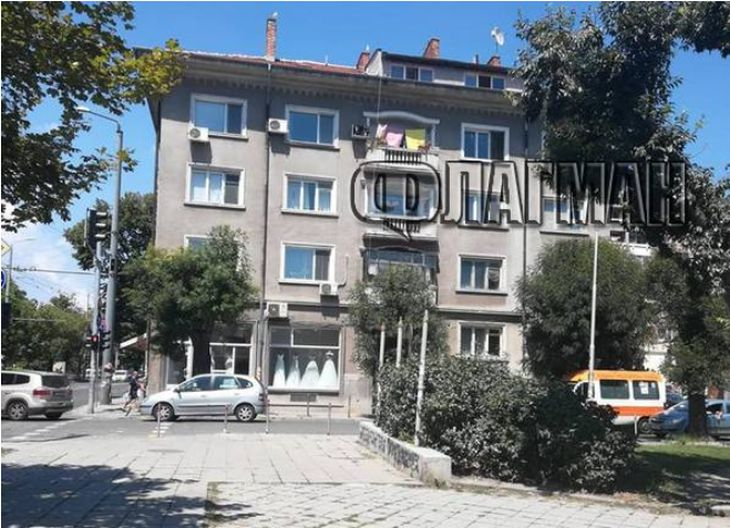 Полиция и линейка блокираха сграда в центъра на Бургас, откриха труп