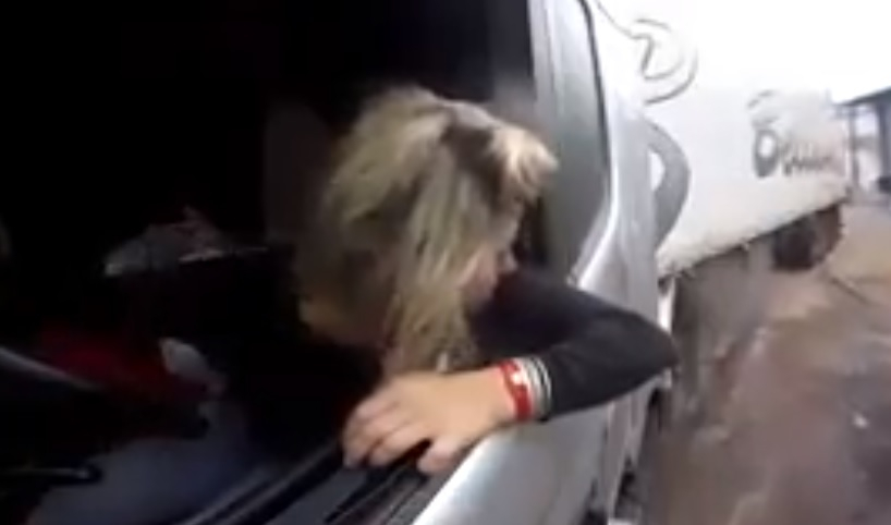 Няма да повярвате на очите си как паркира тази блондинка (ВИДЕО)
