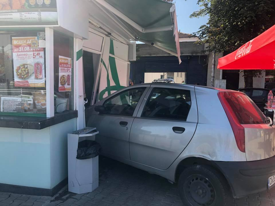 Извънредно и първо в БЛИЦ! Фиат се вряза в известна столична дюнерджийница (СНИМКИ)