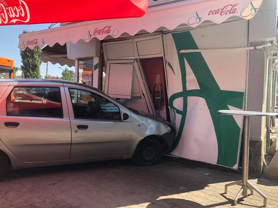 Извънредно и първо в БЛИЦ! Фиат се вряза в известна столична дюнерджийница (СНИМКИ)