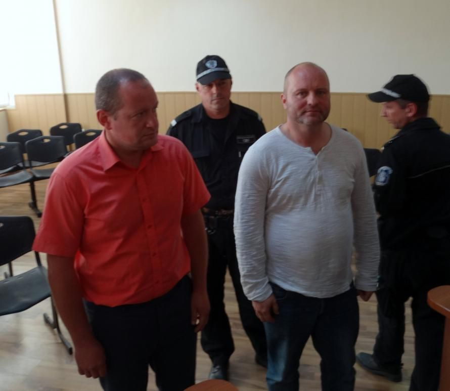 Само в БЛИЦ: Отчаяна съпруга на арестуван шеф на Здравната каса заведе свещеник в съда, но и Господ не помага