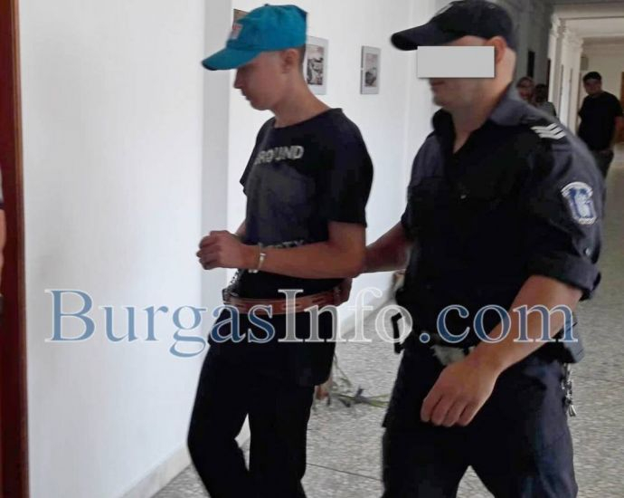 Съседи видели убиеца на малката Никол оплискан в кръв - казал им, че варил лютеница (СНИМКИ)