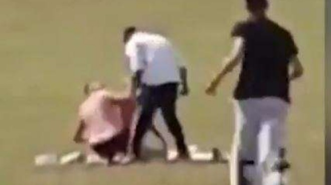 Сгащиха разгорещена двойка да прави секс насред игрище и ето какво им се случи (СНИМКИ/ВИДЕО 18+)