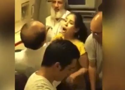 Бебе изгуби съзнание в самолет, младата му майка изпадна в паника и... (ВИДЕО)