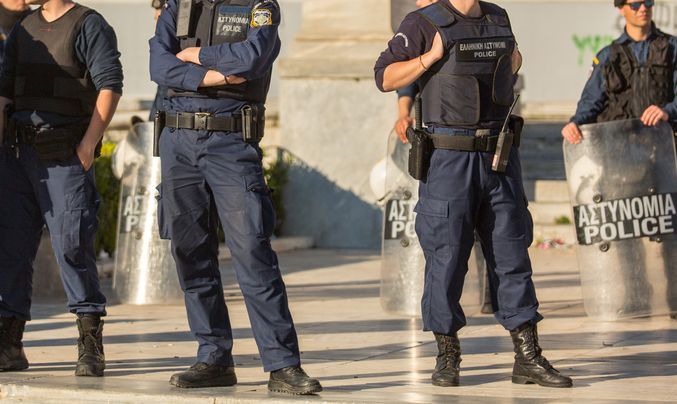 Четирима от трафикантите на български бебета остават в ареста в Гърция