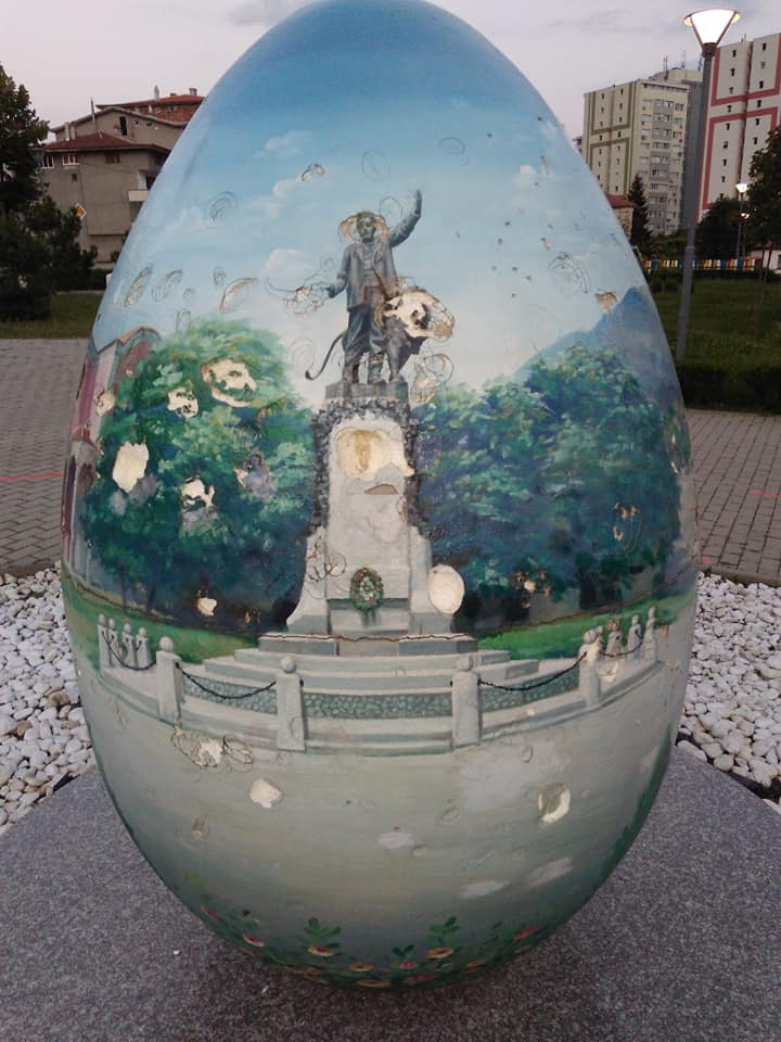 Скандално в БЛИЦ! Поругаха образа на Левски в родния му град (СНИМКИ)