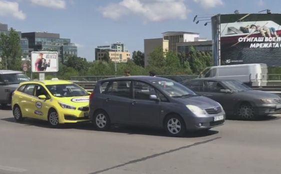Столична шофьорка спретна брутално отмъщение на таксиметров шофьор! Качи се в колата, натисна газта и стана страшно (СНИМКИ/ВИДЕО)