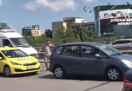 Столична шофьорка спретна брутално отмъщение на таксиметров шофьор! Качи се в колата, натисна газта и стана страшно (СНИМКИ/ВИДЕО)