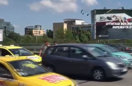 Столична шофьорка спретна брутално отмъщение на таксиметров шофьор! Качи се в колата, натисна газта и стана страшно (СНИМКИ/ВИДЕО)