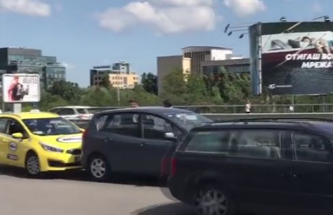 Столична шофьорка спретна брутално отмъщение на таксиметров шофьор! Качи се в колата, натисна газта и стана страшно (СНИМКИ/ВИДЕО)