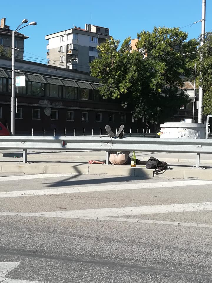 Грозна гледка шокира столичани! Само на метри от Бърза помощ... (СНИМКИ)