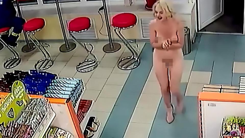Чисто гола блондинка слезе от джип и си купи бира от бензиностанция (СНИМКИ/ВИДЕО 18+)