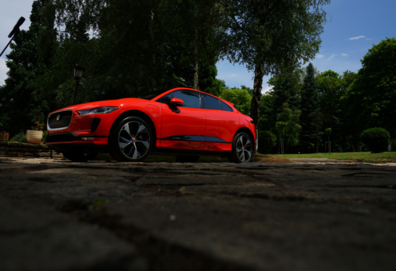 С тази машина Jaguar постави началото на нова ера, "Тесла" му диша прахта (СНИМКИ)