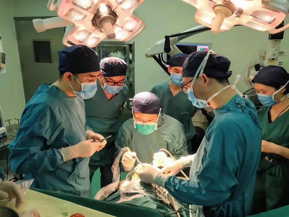 Строител успя да оживее като по чудо след като железен прът му се заби в черепа (СНИМКИ)