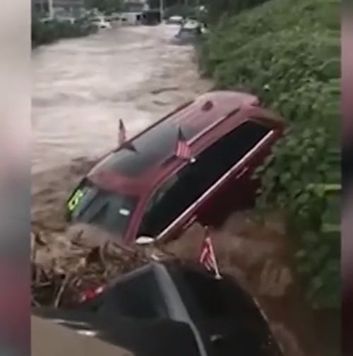 Зрелищно ВИДЕО показа как коли от автокъща "плуват" по улиците на Ню Джърси