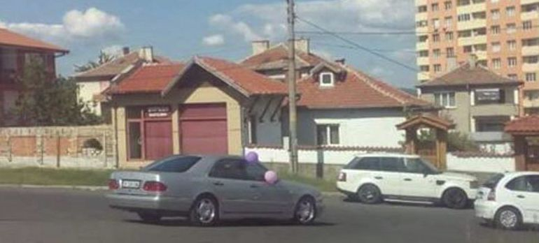 В Кърджали така се прави: Автомобил блокира движението заради колона сватбари (СНИМКИ)