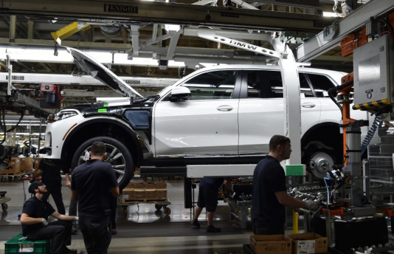 Първи СНИМКИ на серийното BMW X7 