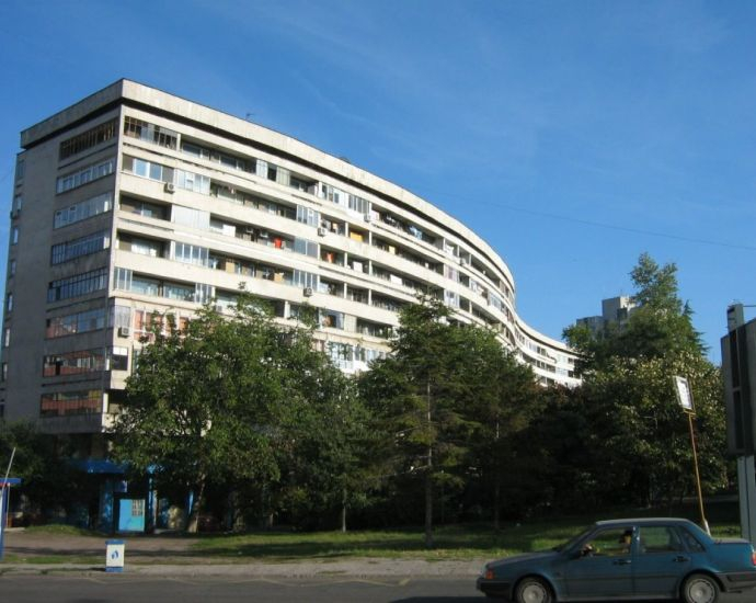 Възрастен мъж загина след полет от блок в Бургас