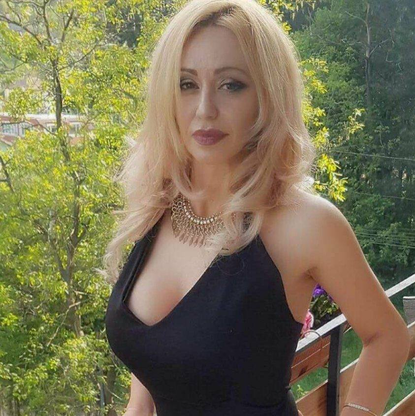 Ексклузивно в "ШОУ"! Цицорестата майка на скандалната силиконка Кристин го закъса яко (СНИМКИ)