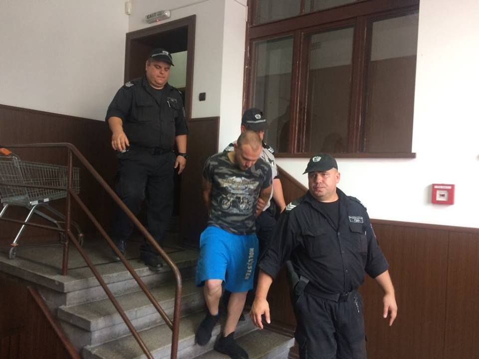 Драма: В деня на арестуването на ченгето, което прекарваше бежанци, баща му починал
