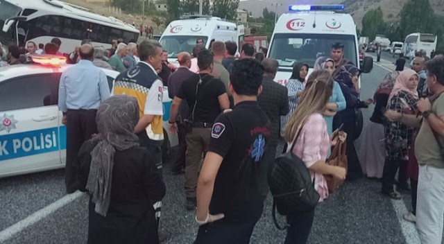 Извънредно в БЛИЦ! Автобус със съпартийци на Ердоган катастрофира тежко на път за Анкара, има много жертви и ранени (СНИМКИ/ВИДЕО)