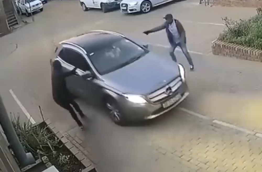 Страшен екшън! Въоръжена банда вкара в капан шофьор на Мерцедес, но той прояви смелост и ето какво се случи (ВИДЕО)