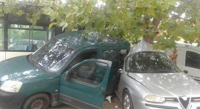 Пияница помете паркирани коли
