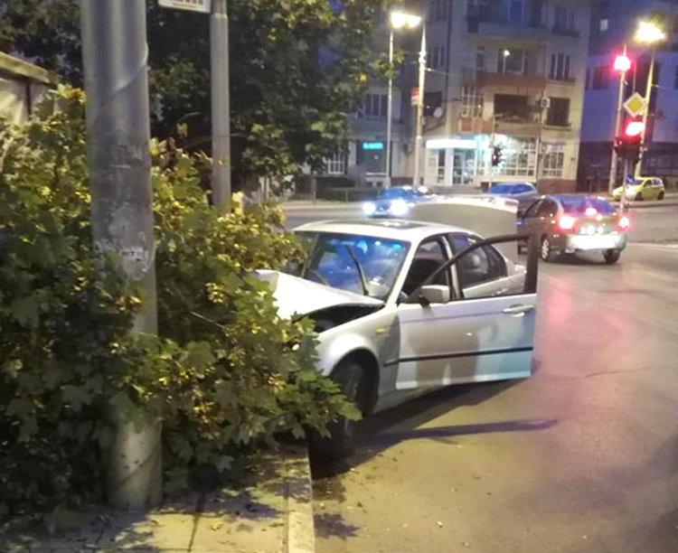 Младеж с БМВ се заби в дърво и го отсече
