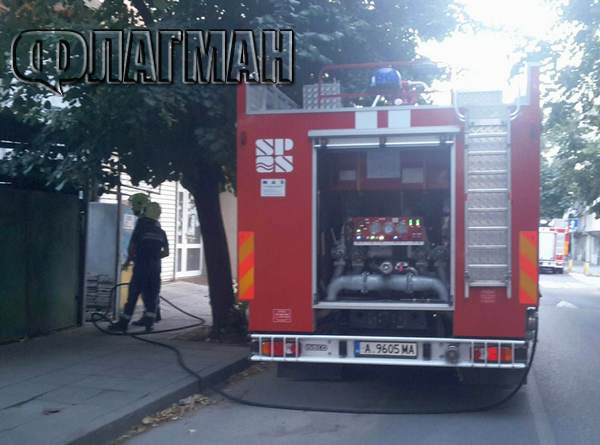 От последните минути! Страшен пожар в Бургас, летят пожарни 