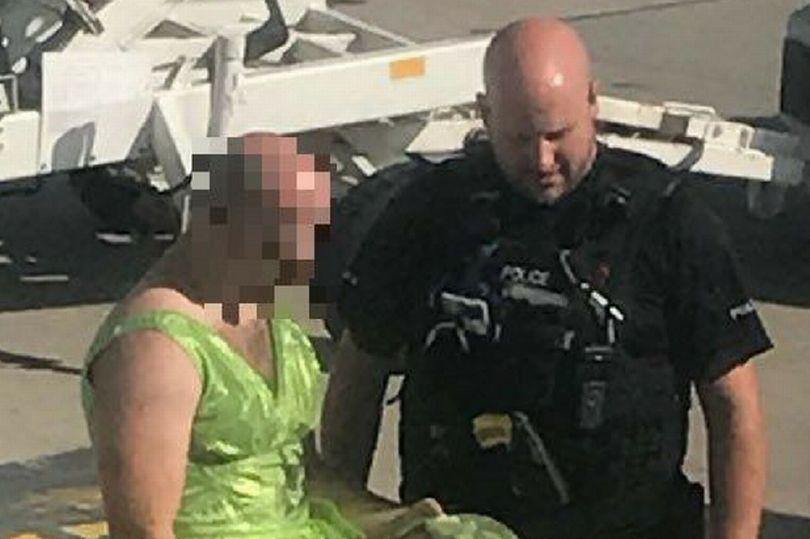 Безумен случай! Ще ви разпоря, крещя в самолет опасно пиянде, облечено като Камбанка (СНИМКИ)