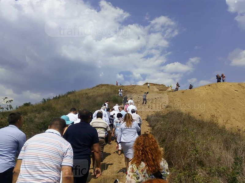 Борисов изкачи най-голямата могила на Балканите и остана без думи от невероятното откритие край Пловдив (СНИМКИ)