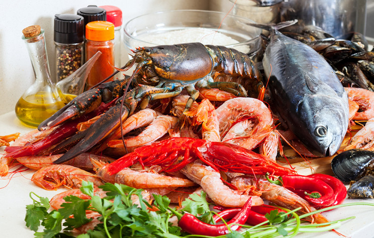 Страхотия: Мъж яде морски продукти, ръцете му подпухнаха и се покриха с огромни кървави мехури