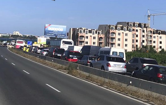 Жестоко верижно меле край Поморие! Режат ламарини, има тежко ранени