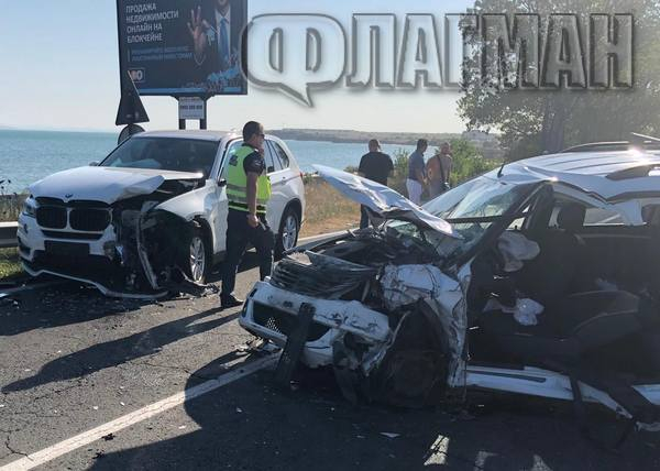 Зловещи СНИМКИ (18+) от кървавата баня край гробището на Поморие! Жена крещи от ужас, ранените се увеличават, а може да има и жертви