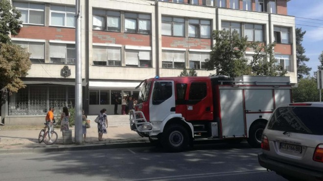 Извънредно! Паника в центъра на Казанлък, ето какво се случва (СНИМКА)