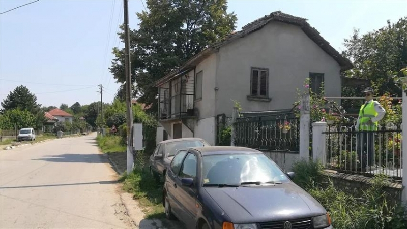Жител на видинско село облече кукла в полицейска униформа и я сложи в двора си, за да... (СНИМКА)