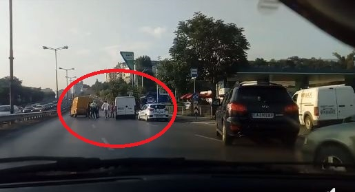 Първо в БЛИЦ: Голяма верижна катастрофа на натоварен столичен булевард в час пик! Задръстването е инфарктно (СНИМКИ)