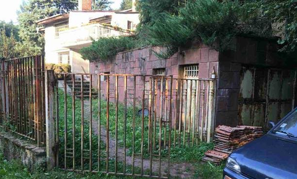 Спецакция край Своге! В изоставена вила и претъпкан бус намериха тумба бежанци - има арестувани