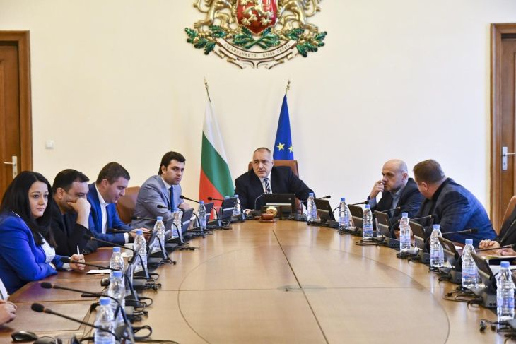 Затягат контрола над банки и застрахователи