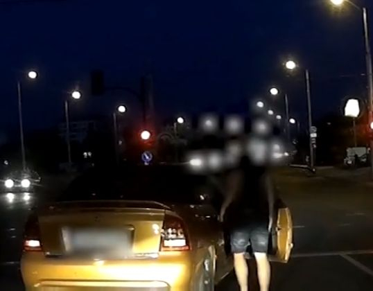 Шофьор направи леко нарушение на булевард, друг го настигна на светофар и стана страшно (ВИДЕО)