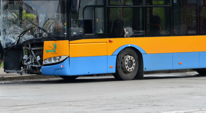 Първо в БЛИЦ: Тежко меле между кола и тролей на бул. "Гешов" в столицата