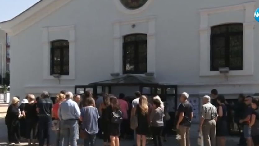 Покъртителни КАДРИ от погребението на починалата в Сливен родилка Ренета