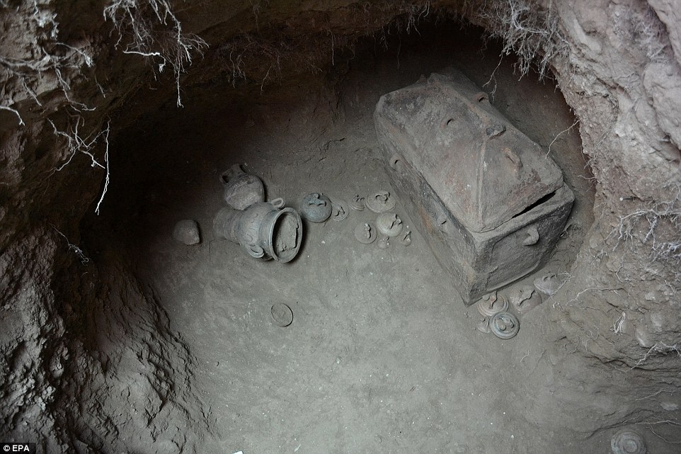 Откриха уникална непокътната гробница в маслинова горичка на Крит! Намереното вътре шокира археолозите (СНИМКИ/ВИДЕО) 
