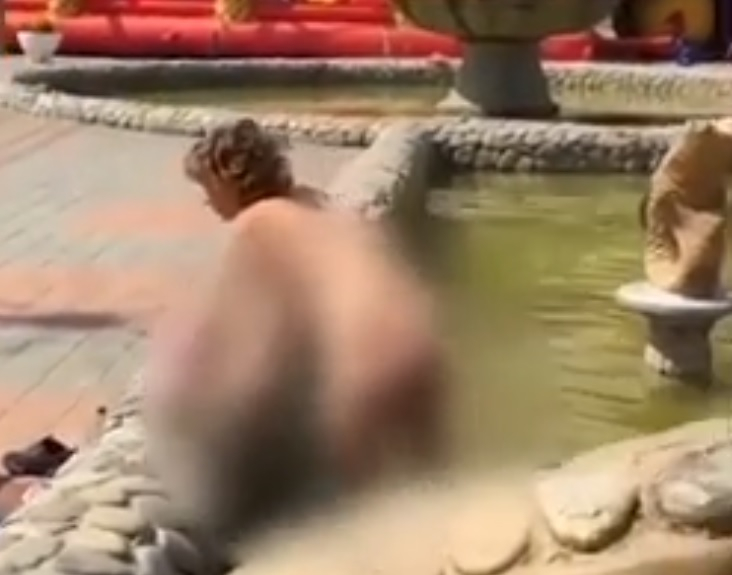 ВИДЕО (18+): Абсолютно гола жена се изкъпа във фонтан