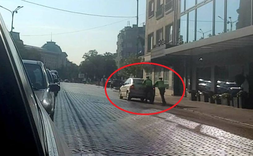 Само в БЛИЦ! СНИМКА на двама столични полицаи взриви мрежата