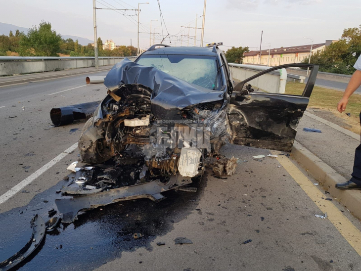 Извънредно в БЛИЦ! Мъртвопиян водещ се размаза в катастрофа в центъра на София (СНИМКИ 18+/ОБНОВЕНА)