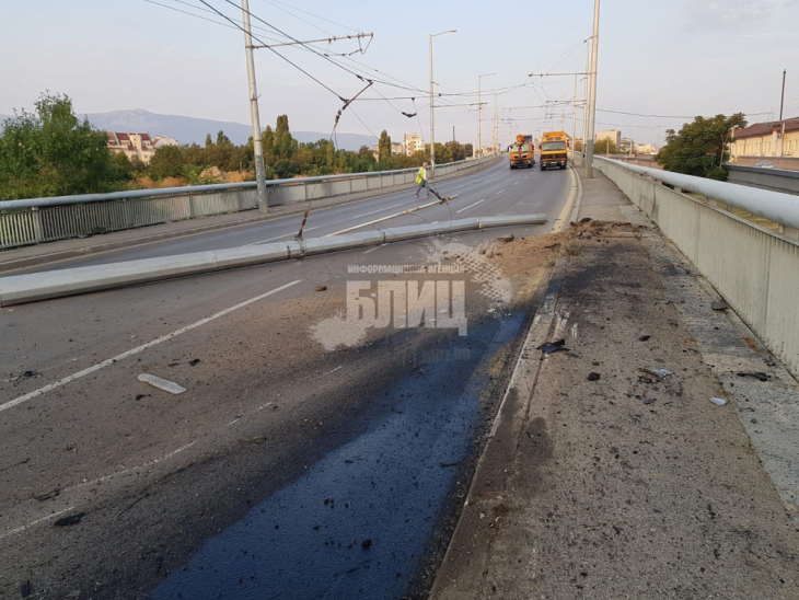 Извънредно в БЛИЦ! Мъртвопиян водещ се размаза в катастрофа в центъра на София (СНИМКИ 18+/ОБНОВЕНА)