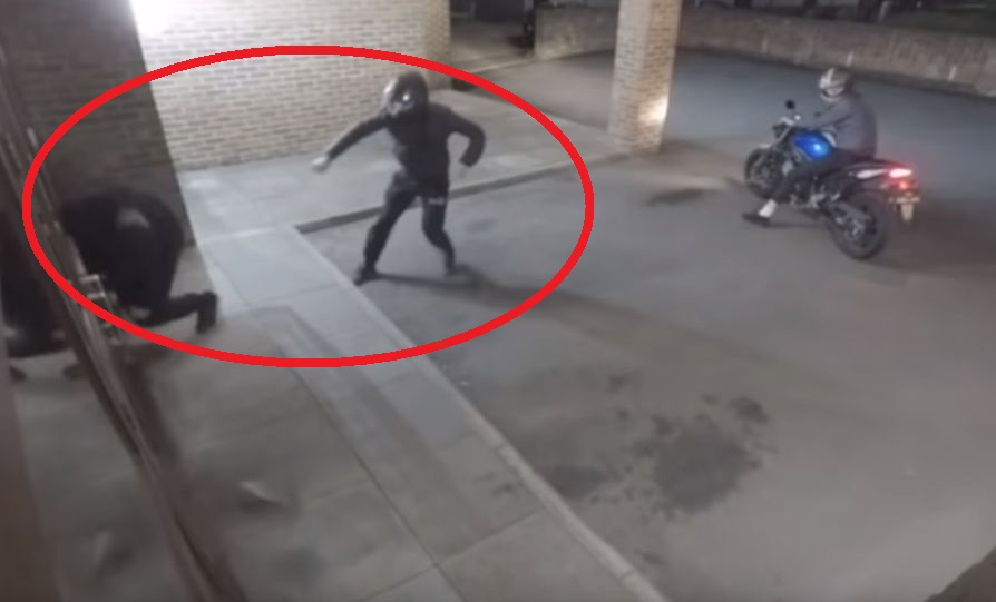 Това ВИДЕО с нелеп взлом и нокаутиран бандит от тъпия му ортак ще ви превие от смях 
