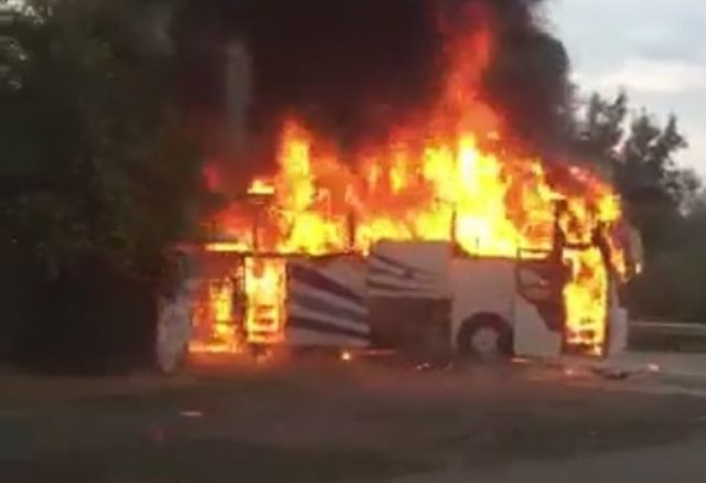 Какво става? И автобус се запали край Бургас!